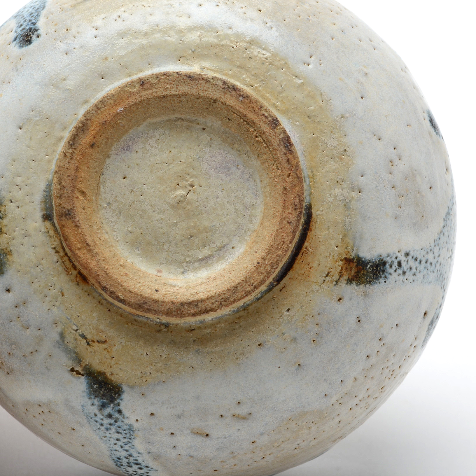 Japanese Early Meiji Period (1870's) aku Style Tea Bowl in Cream and Blue Glaze