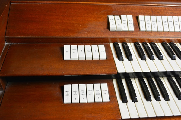 Conn Serenade Electronic Organ, Model 622 and Bench