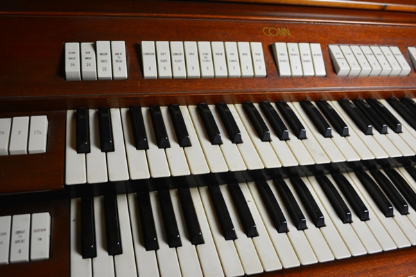 Conn Serenade Electronic Organ, Model 622 and Bench