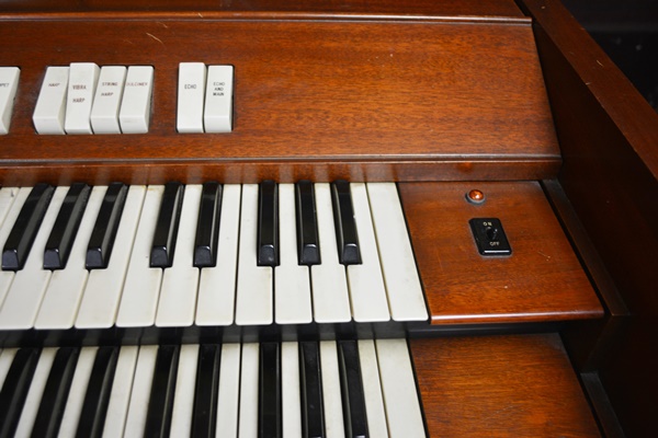 Conn Serenade Electronic Organ, Model 622 and Bench
