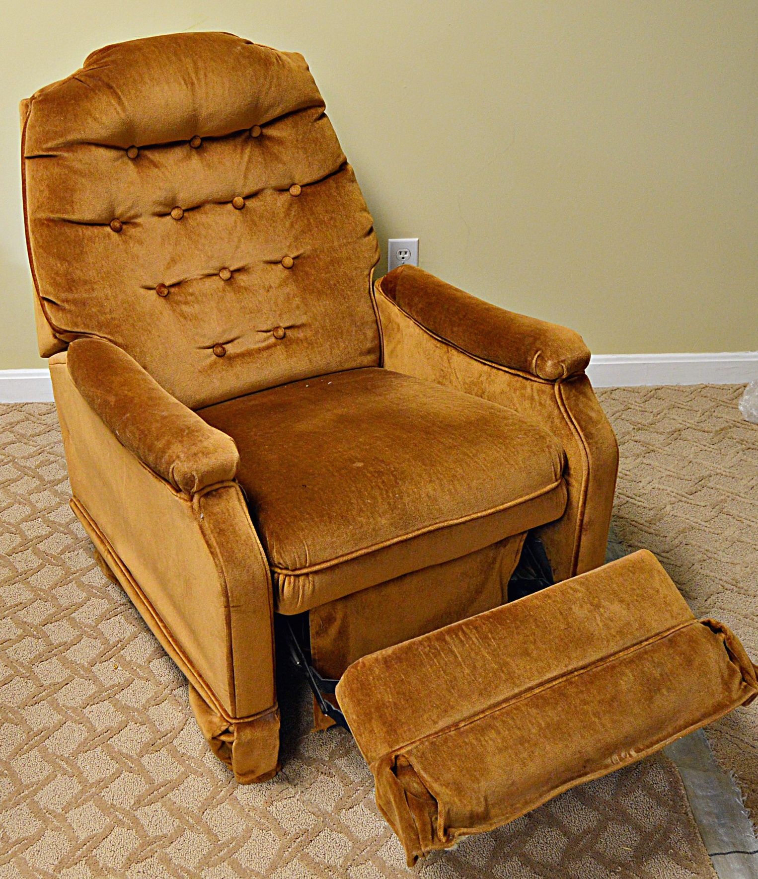 Recliner Chair in Velour Upholstery