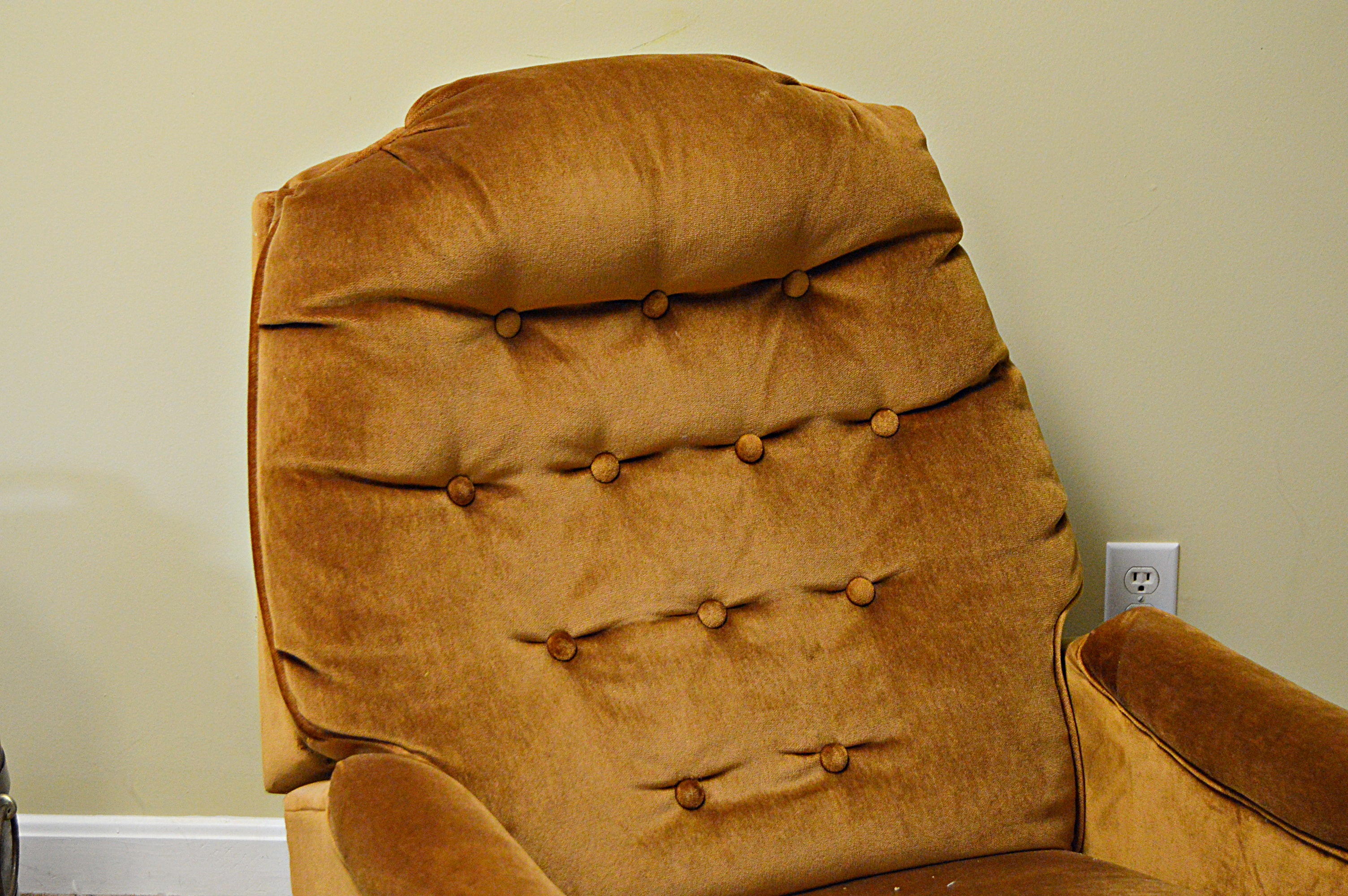 Recliner Chair in Velour Upholstery
