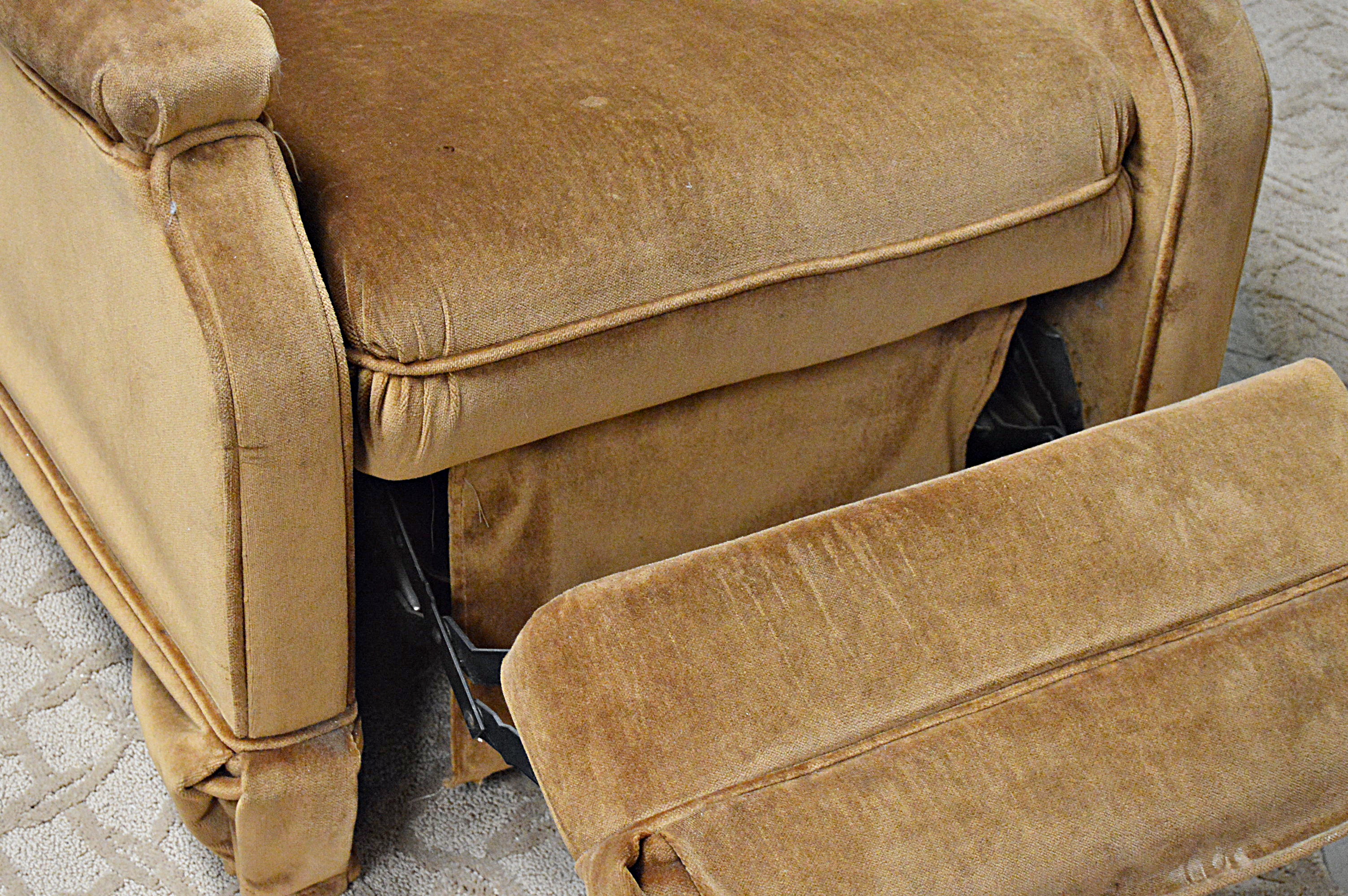 Recliner Chair in Velour Upholstery