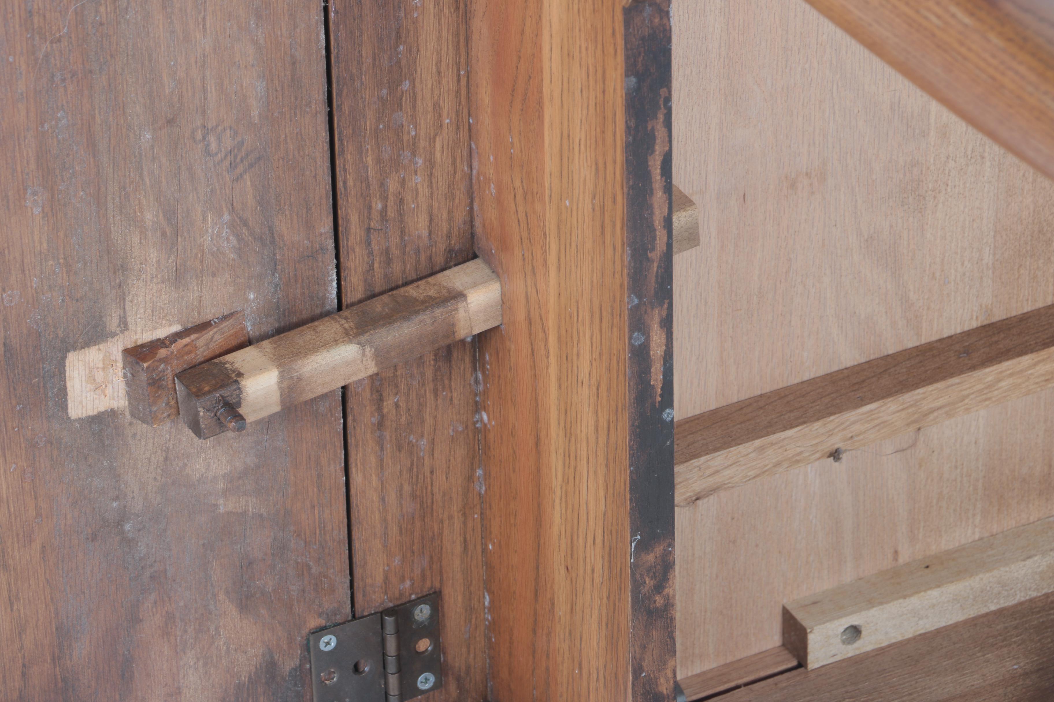 PRIORITY-Queen Anne Style Oak Drop Leaf Side Table