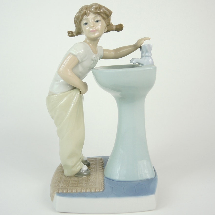 Lladro "Clean Up Time" Porcelain Figurine