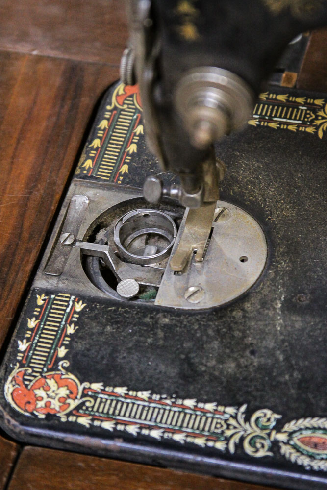 Vintage Singer Sewing Machine and Worktable