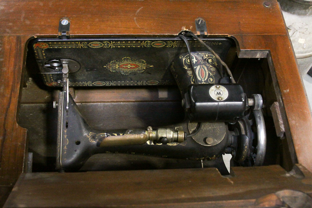 Vintage Singer Sewing Machine and Worktable