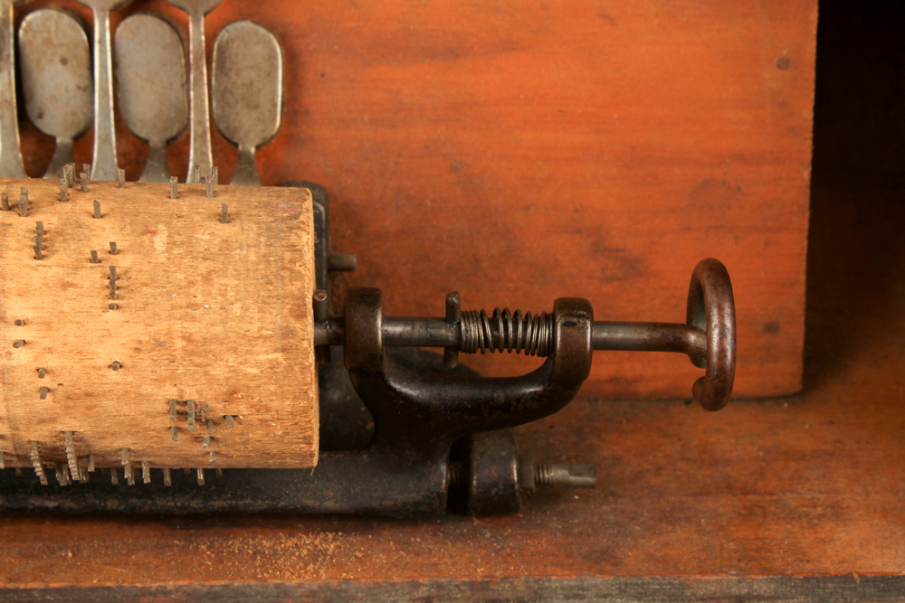 Antique Tiger Oak Concert Roller Organ With Cobs