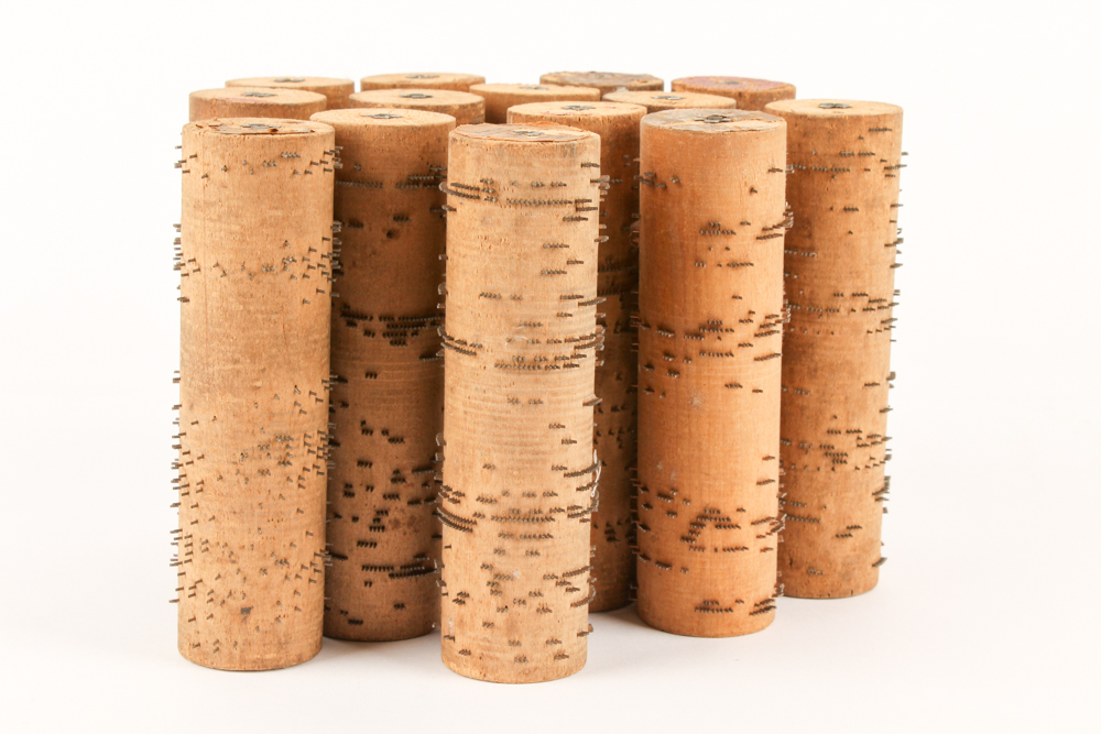 Antique Tiger Oak Concert Roller Organ With Cobs