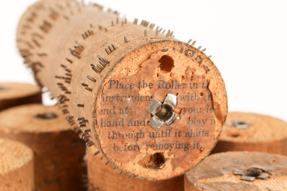Antique Tiger Oak Concert Roller Organ With Cobs