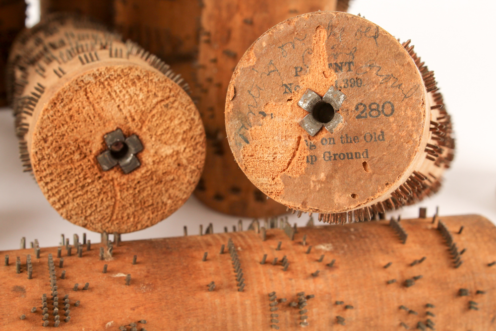 Antique Tiger Oak Concert Roller Organ With Cobs