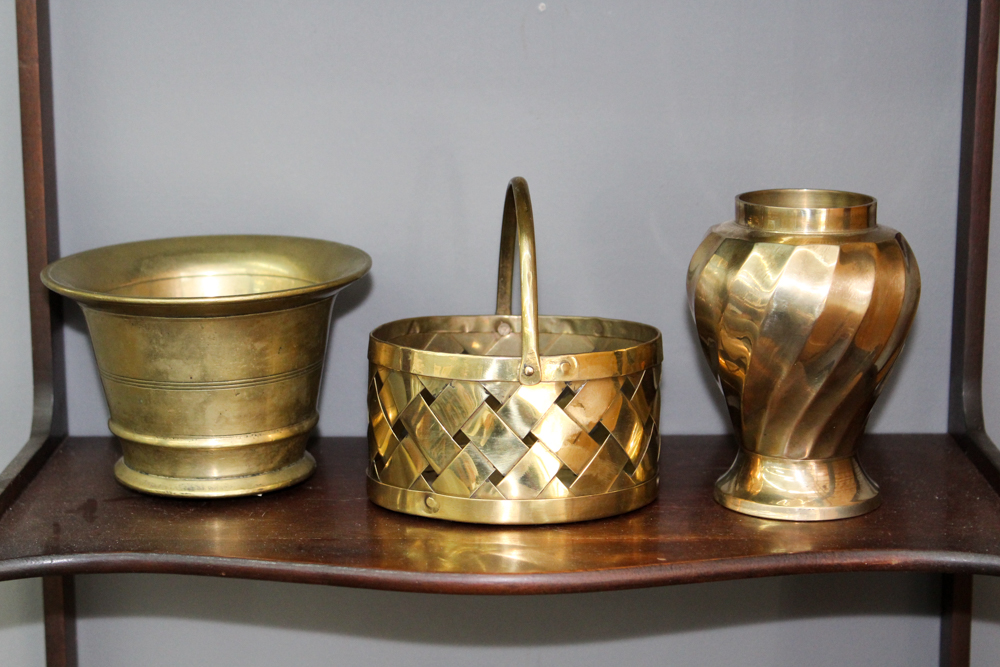 Georgian Style Wall Shelf with Brass Décor