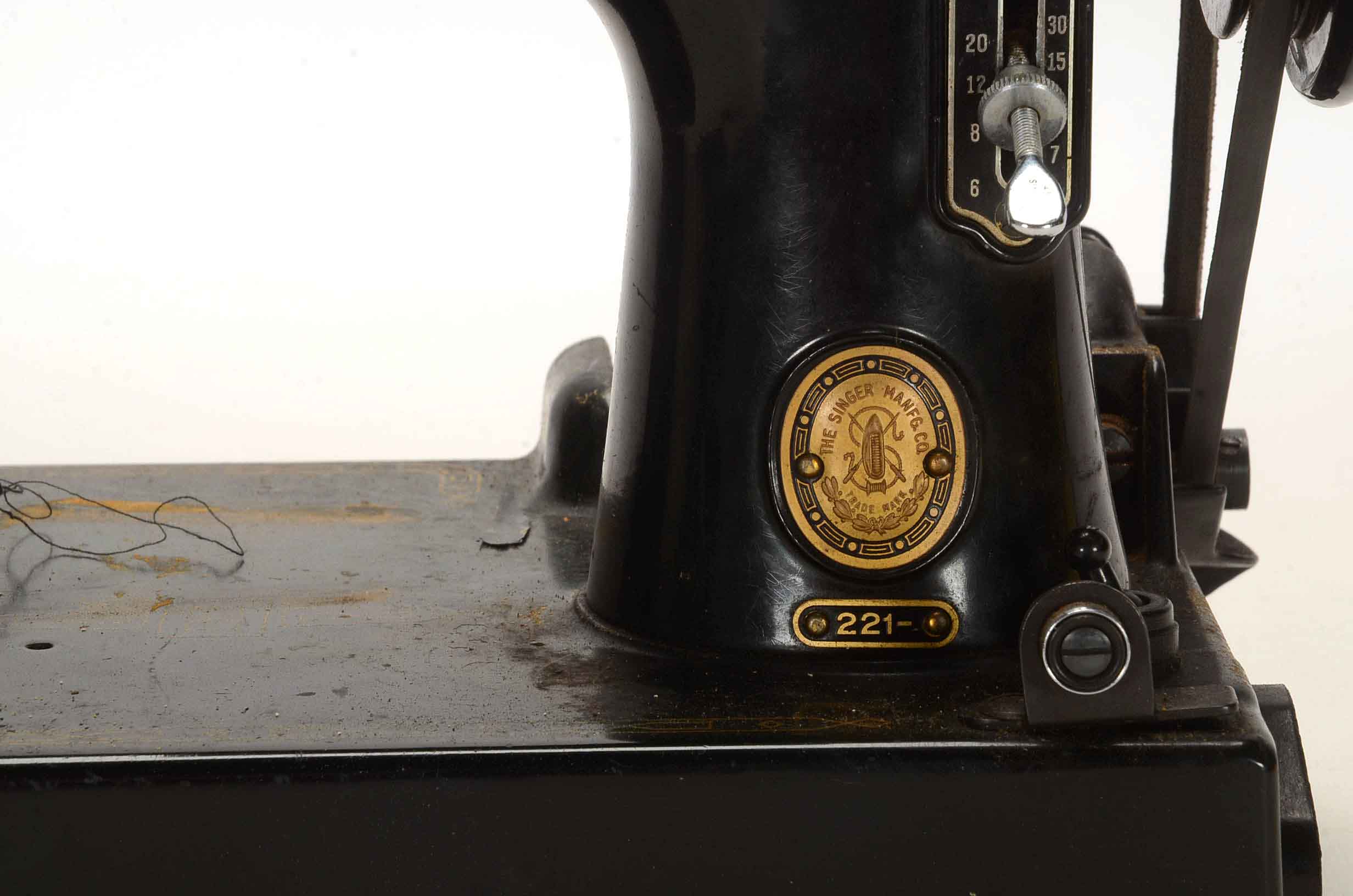 Vintage Singer Sewing Machine with Case