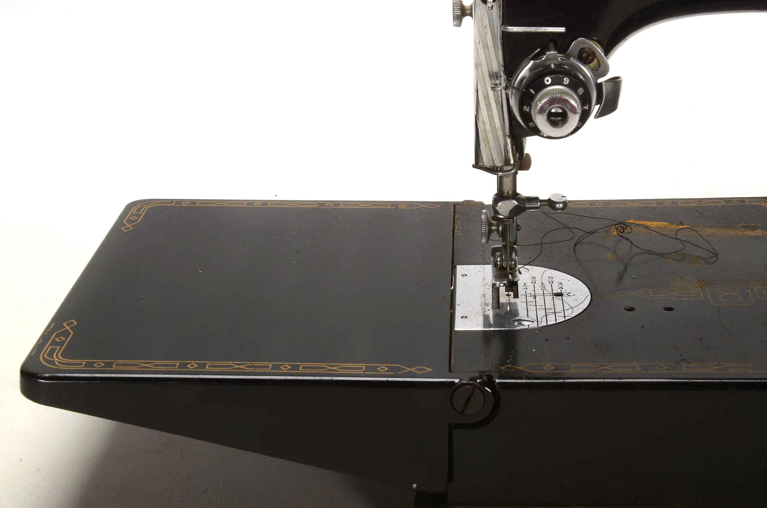 Vintage Singer Sewing Machine with Case