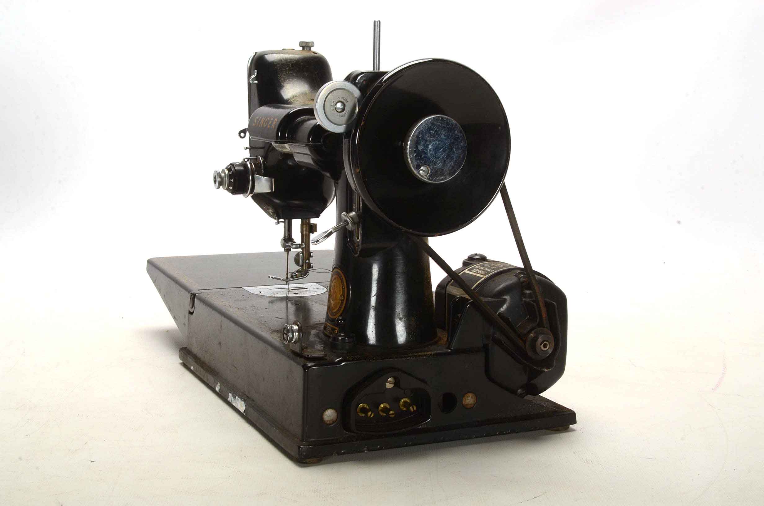 Vintage Singer Sewing Machine with Case