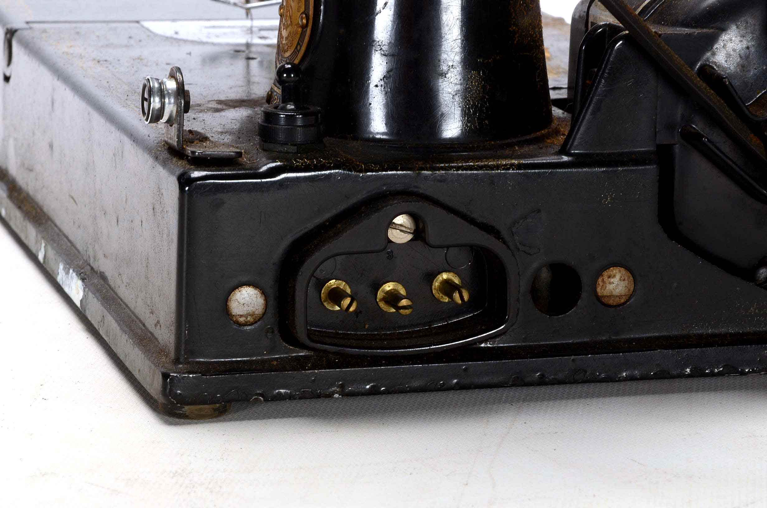 Vintage Singer Sewing Machine with Case