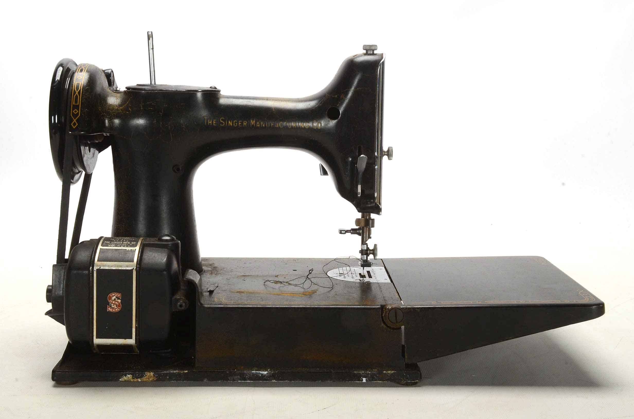 Vintage Singer Sewing Machine with Case