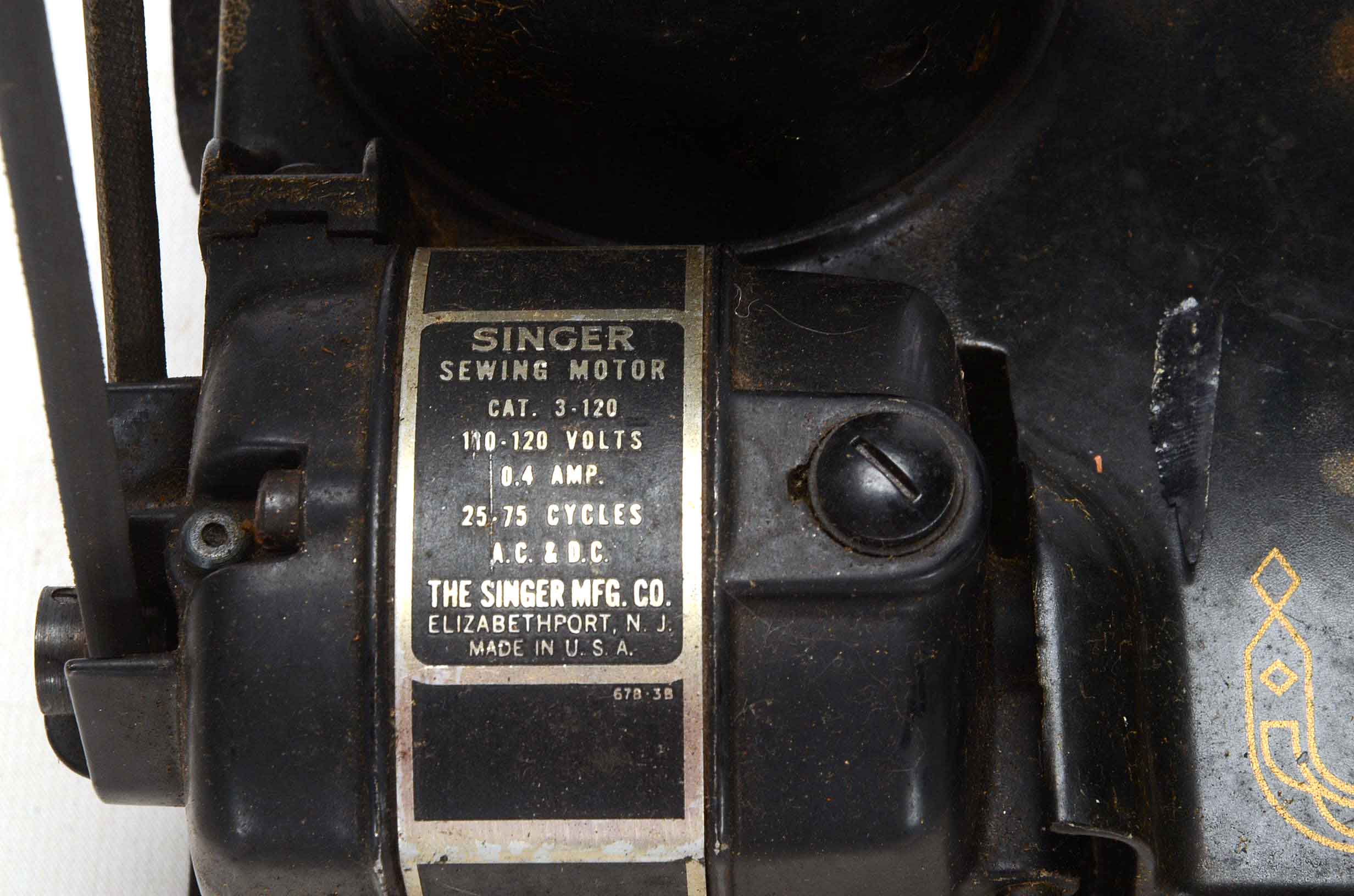 Vintage Singer Sewing Machine with Case