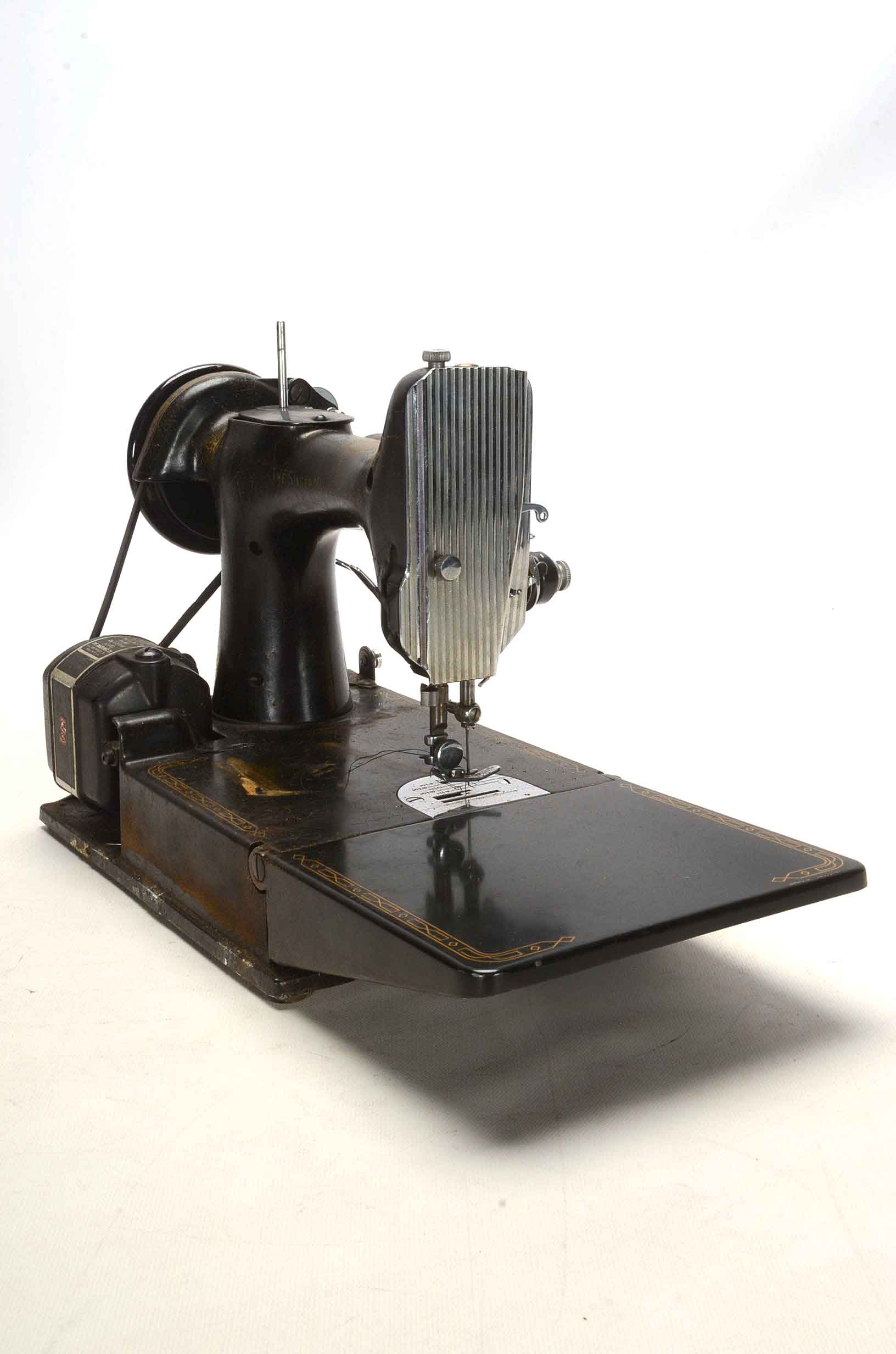 Vintage Singer Sewing Machine with Case