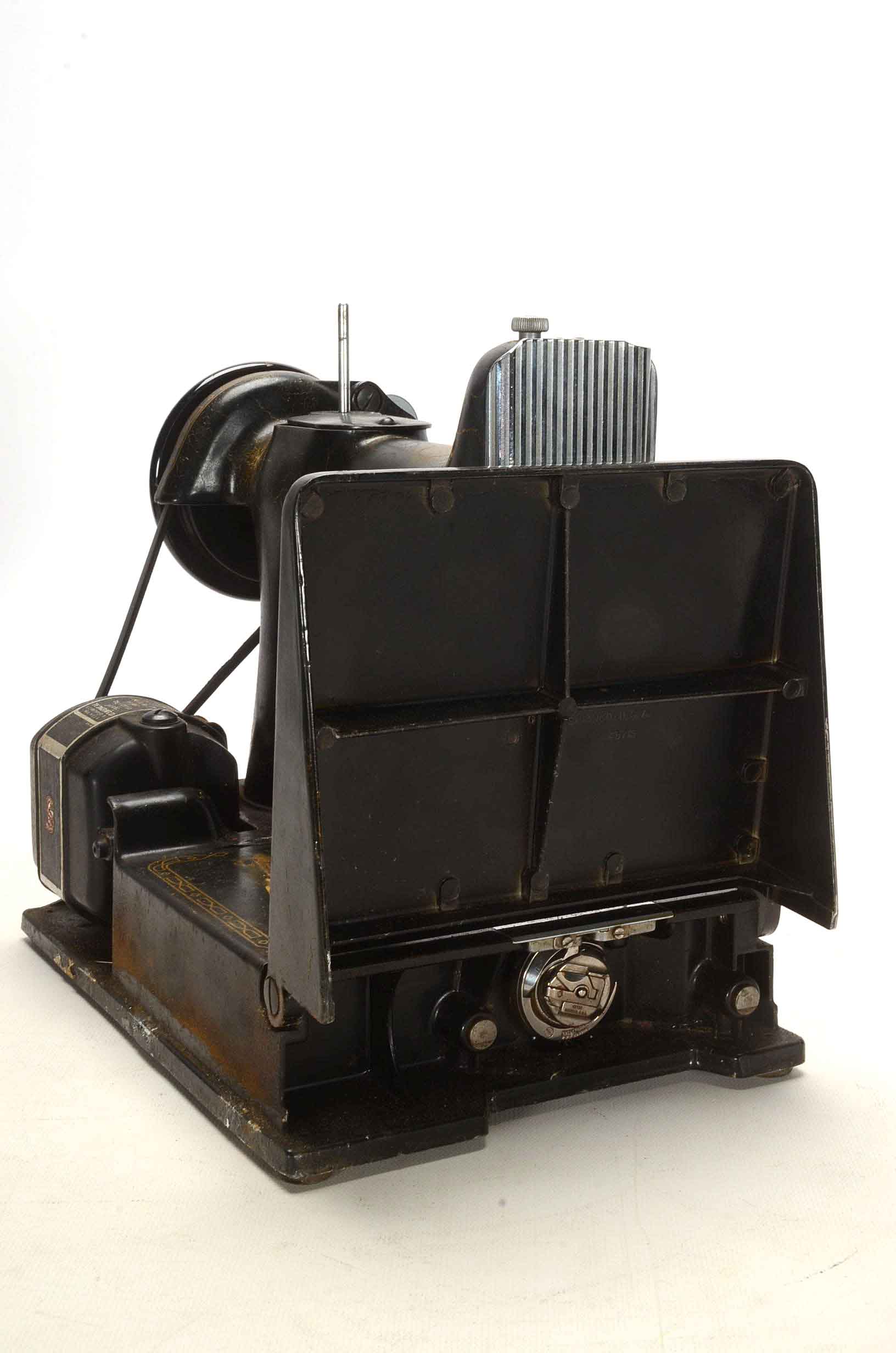 Vintage Singer Sewing Machine with Case