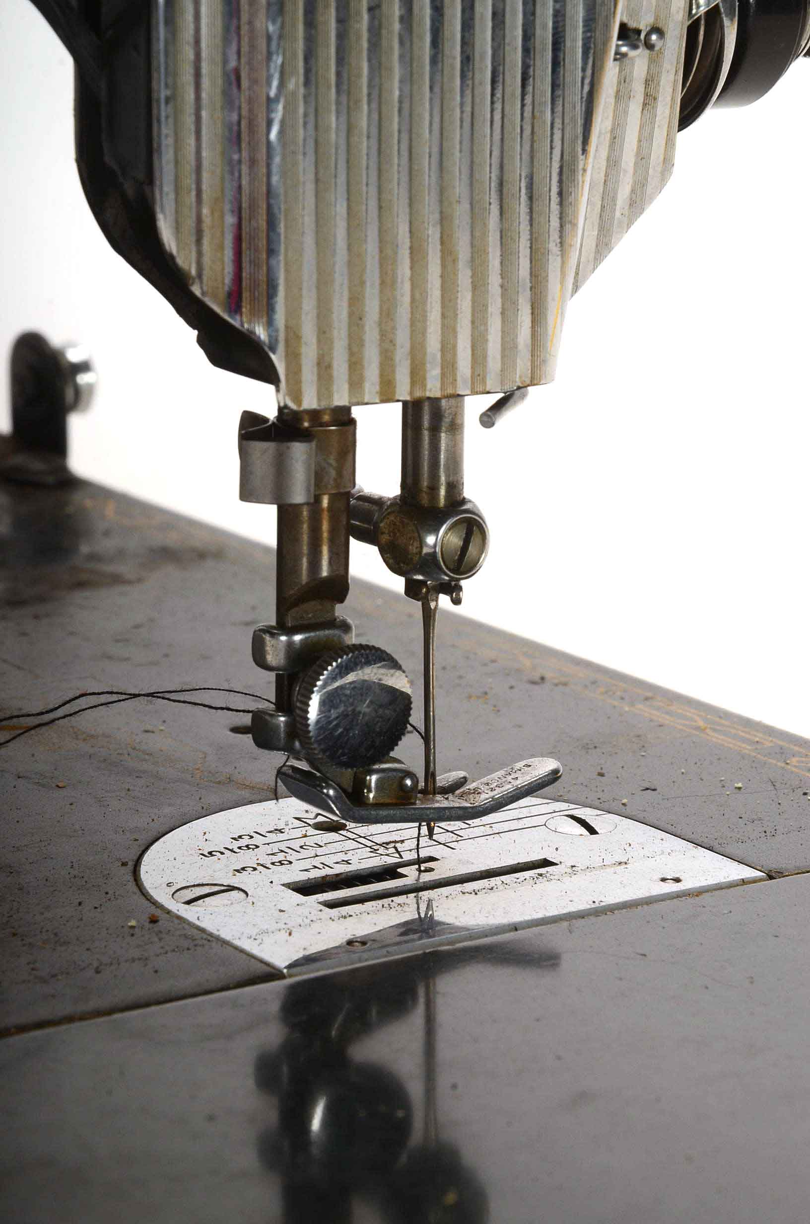 Vintage Singer Sewing Machine with Case