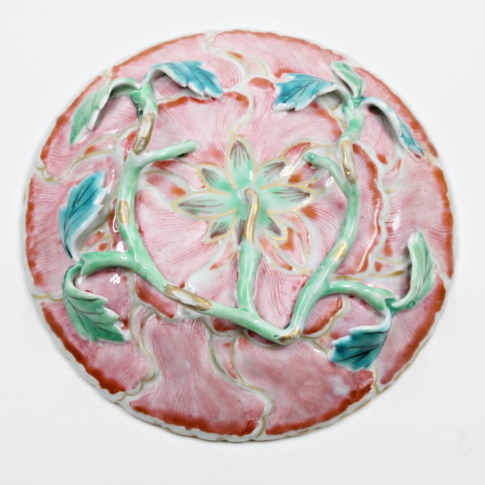 Chinese Export Porcelain Saucer with Floral Stem Base