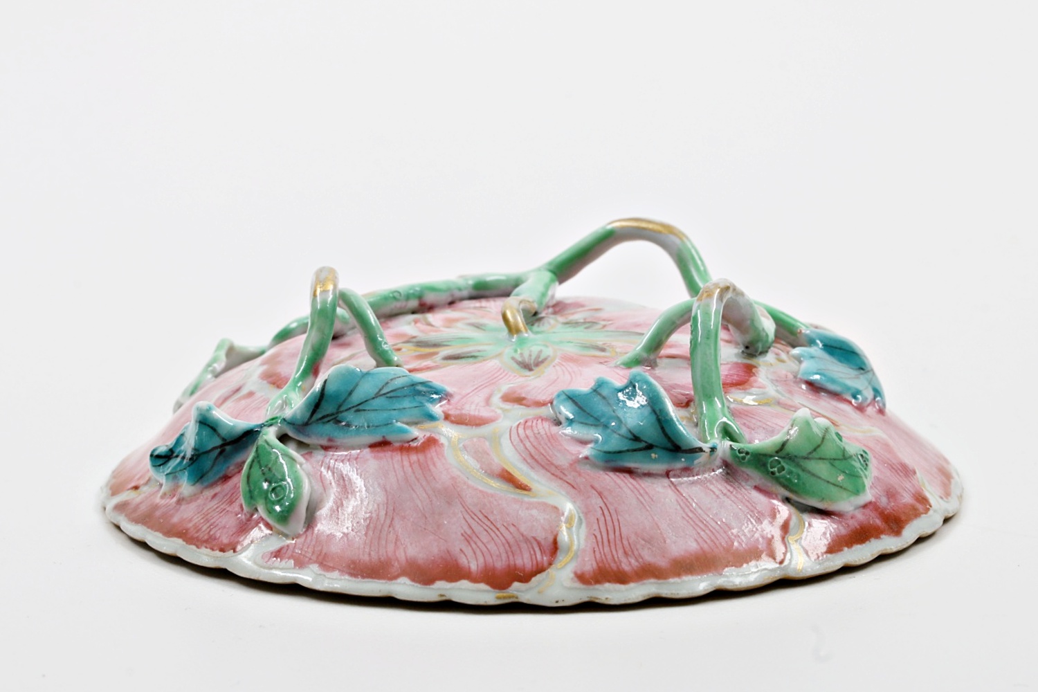 Chinese Export Porcelain Saucer with Floral Stem Base