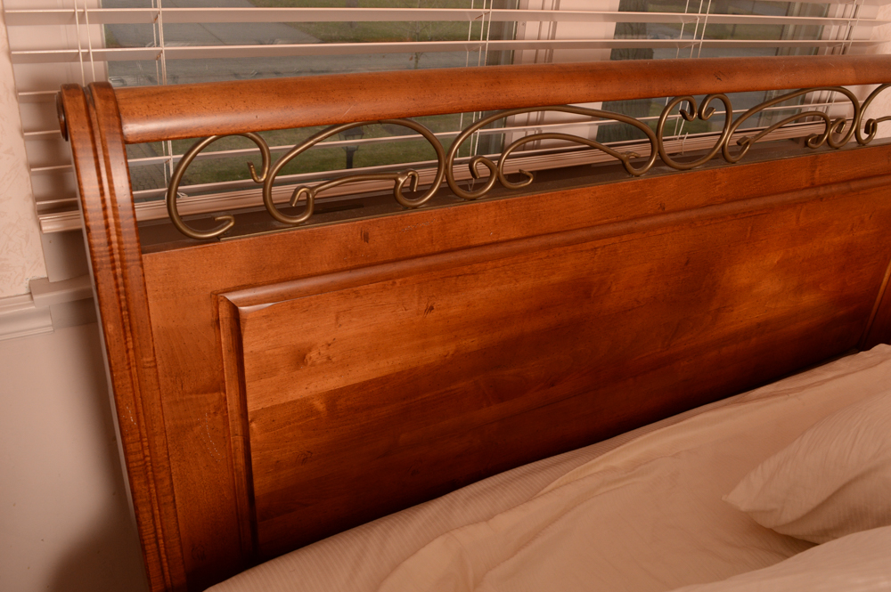 Maple Sleigh Full-Size Bed