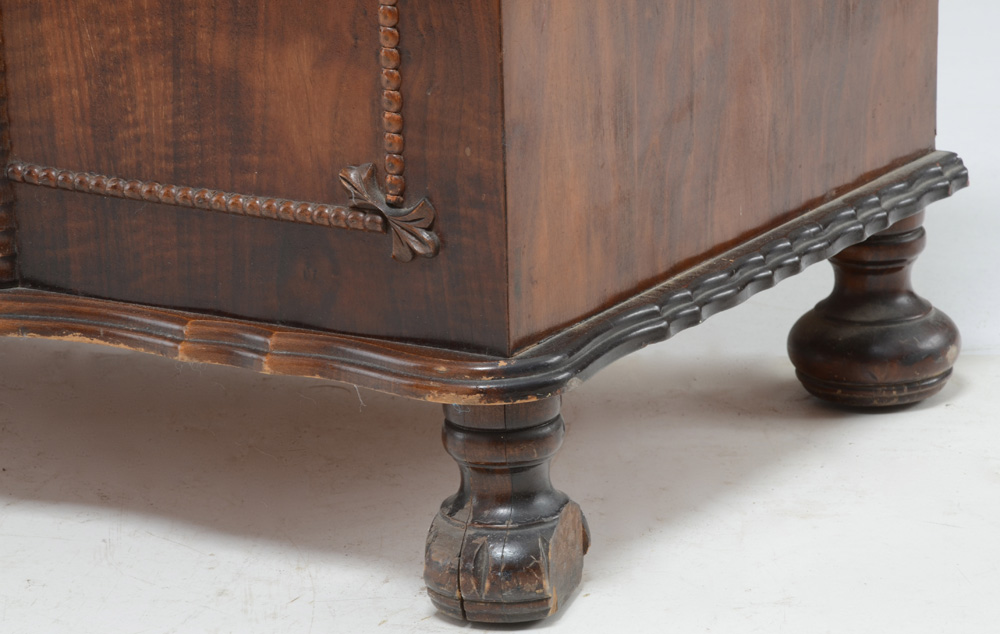 Vintage Roos Cedar Chest