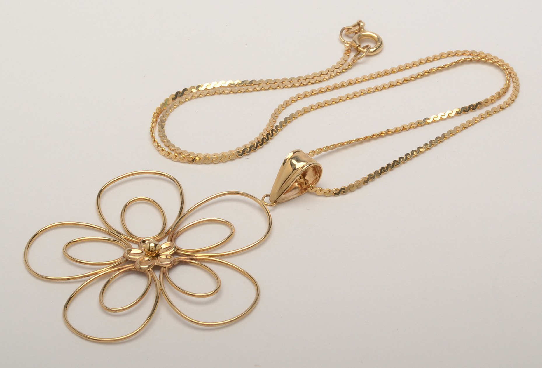 Retro Style 14K Yellow Gold Floral Pendant Necklace