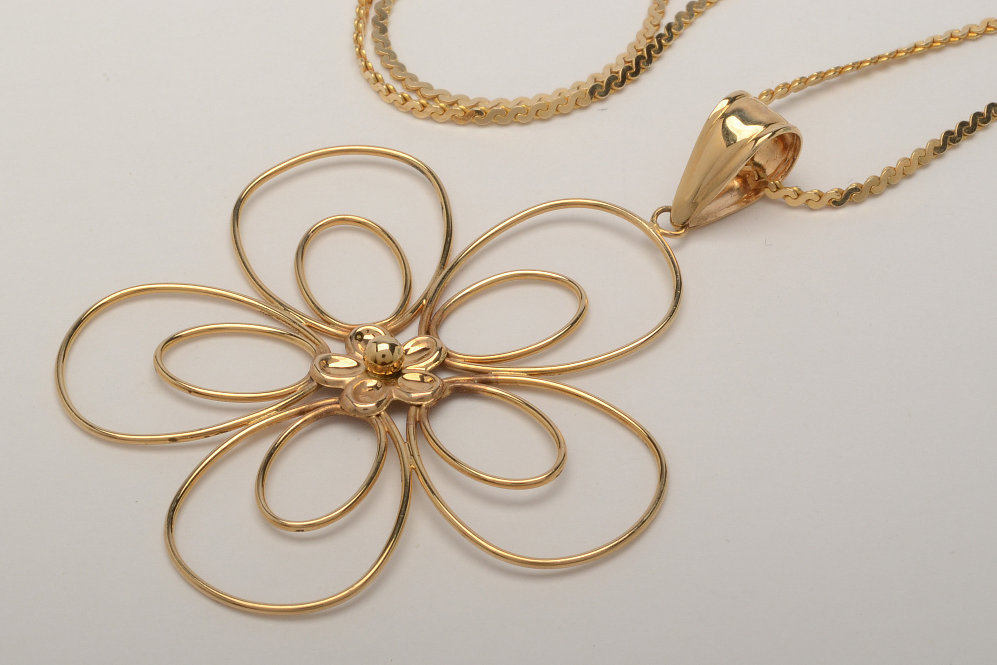 Retro Style 14K Yellow Gold Floral Pendant Necklace