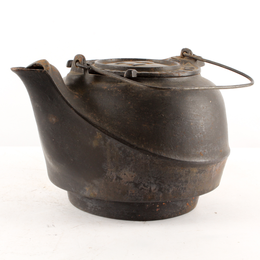 Lithgow Mfg. Co. Louisville, KY Cast Iron Kettle