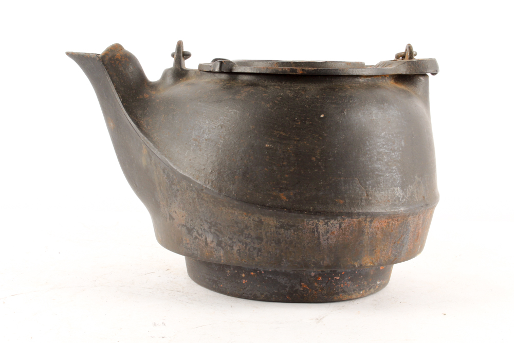 Lithgow Mfg. Co. Louisville, KY Cast Iron Kettle