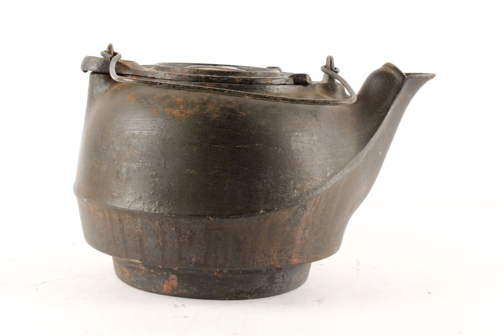 Lithgow Mfg. Co. Louisville, KY Cast Iron Kettle