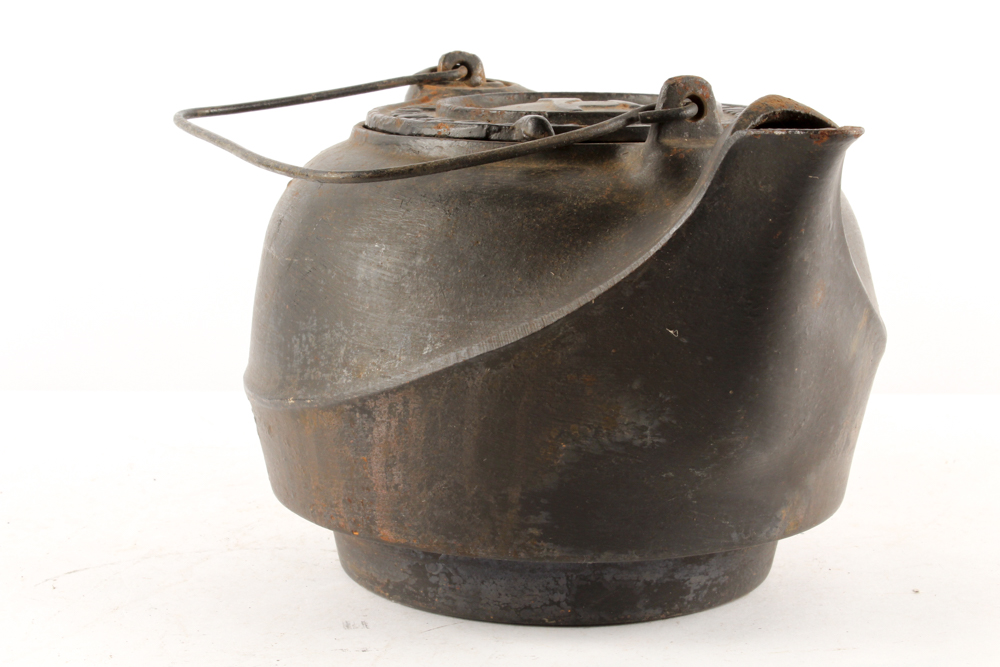 Lithgow Mfg. Co. Louisville, KY Cast Iron Kettle