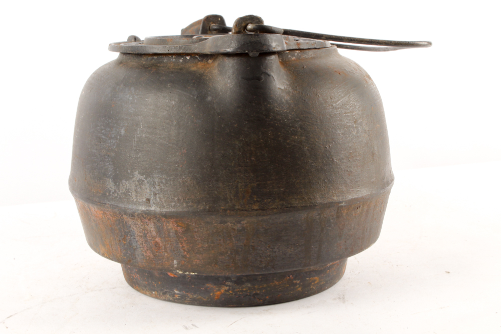 Lithgow Mfg. Co. Louisville, KY Cast Iron Kettle