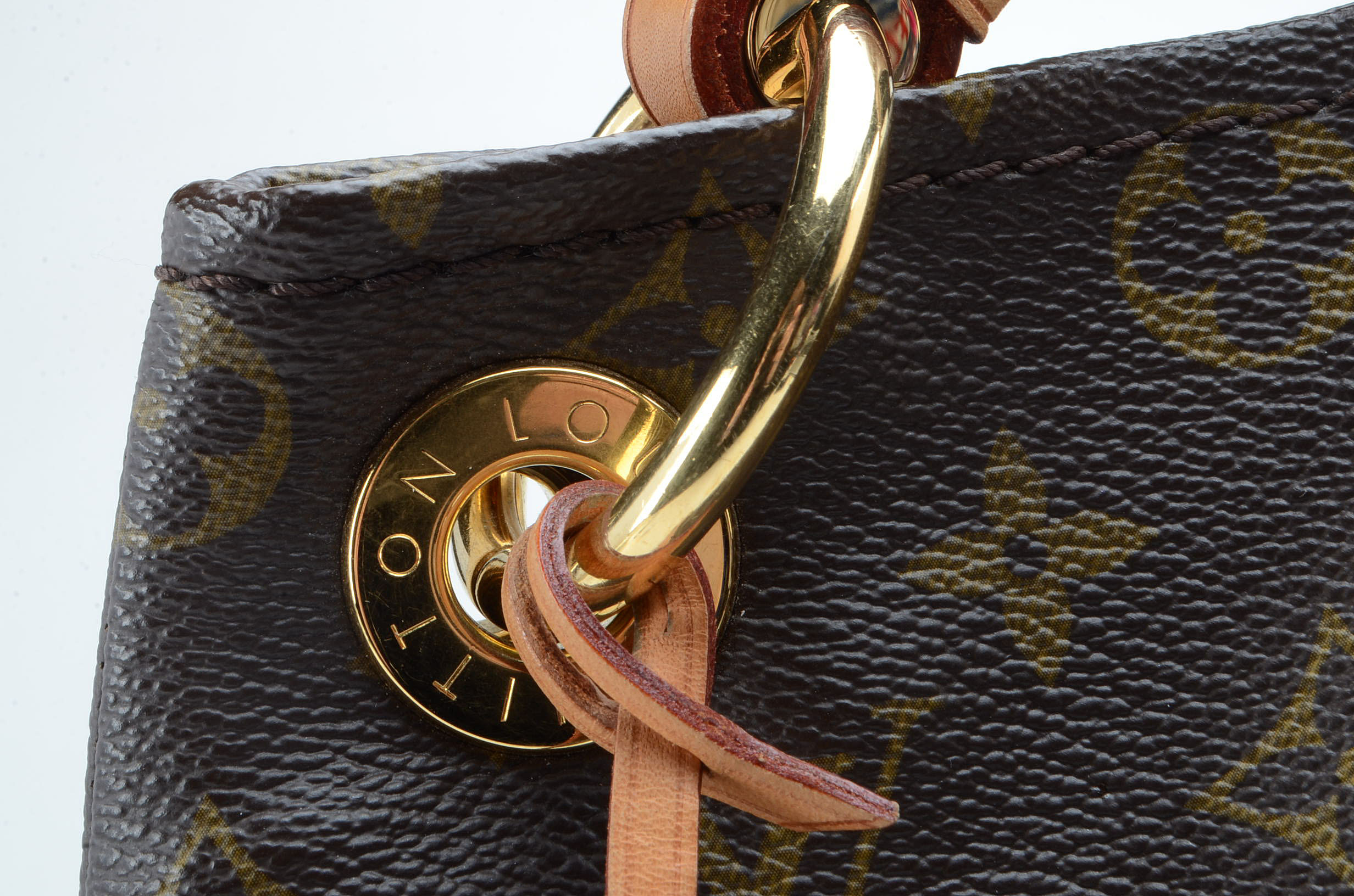 Louis Vuitton Artsy MM Handbag