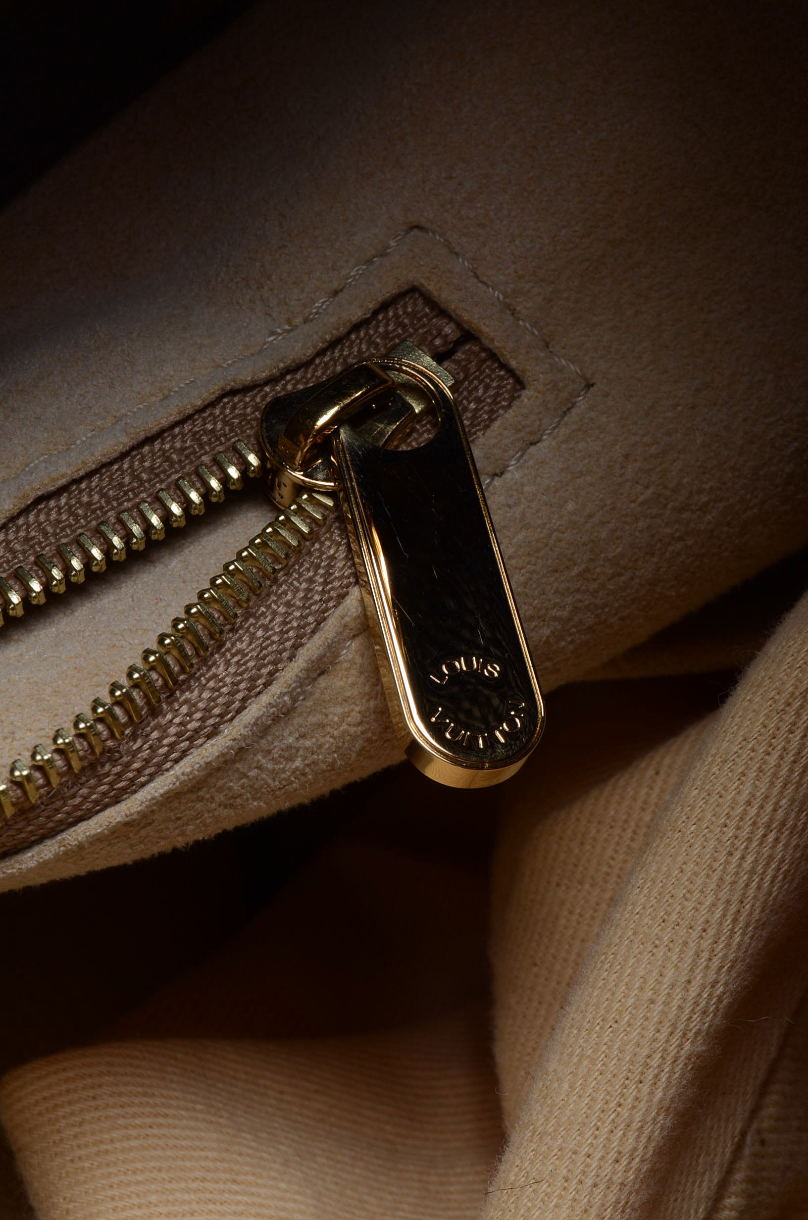 Louis Vuitton Artsy MM Handbag