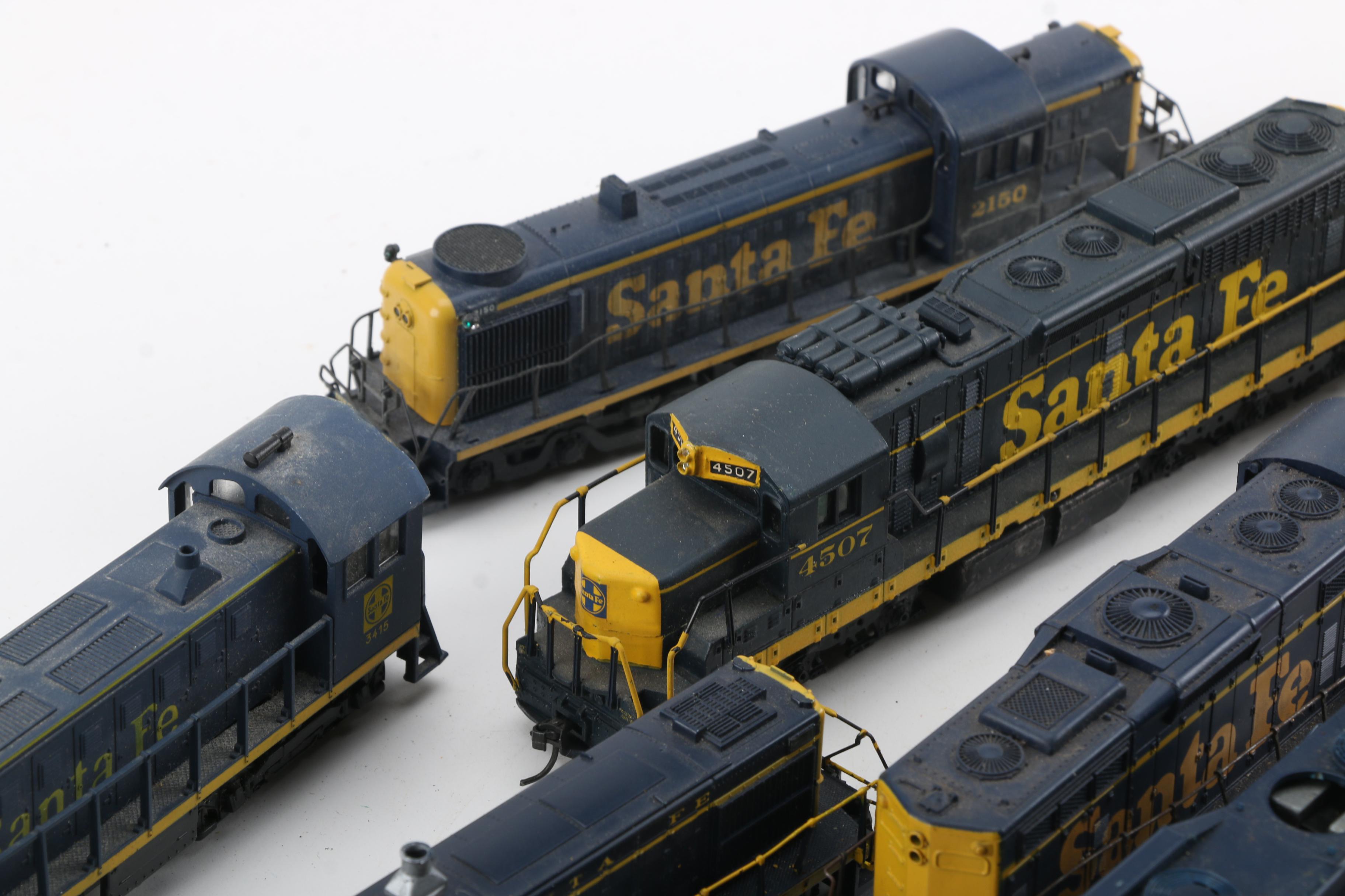 HO Scale Santa Fe Diesel Engines and Train Cars