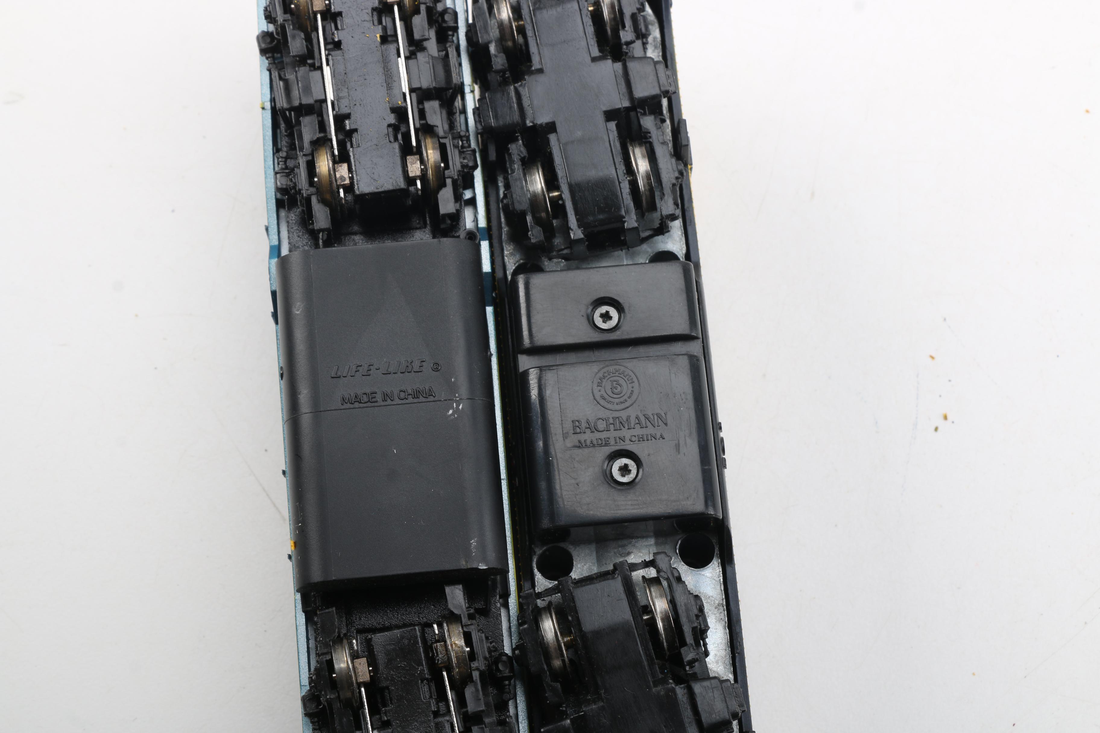 HO Scale Santa Fe Diesel Engines and Train Cars