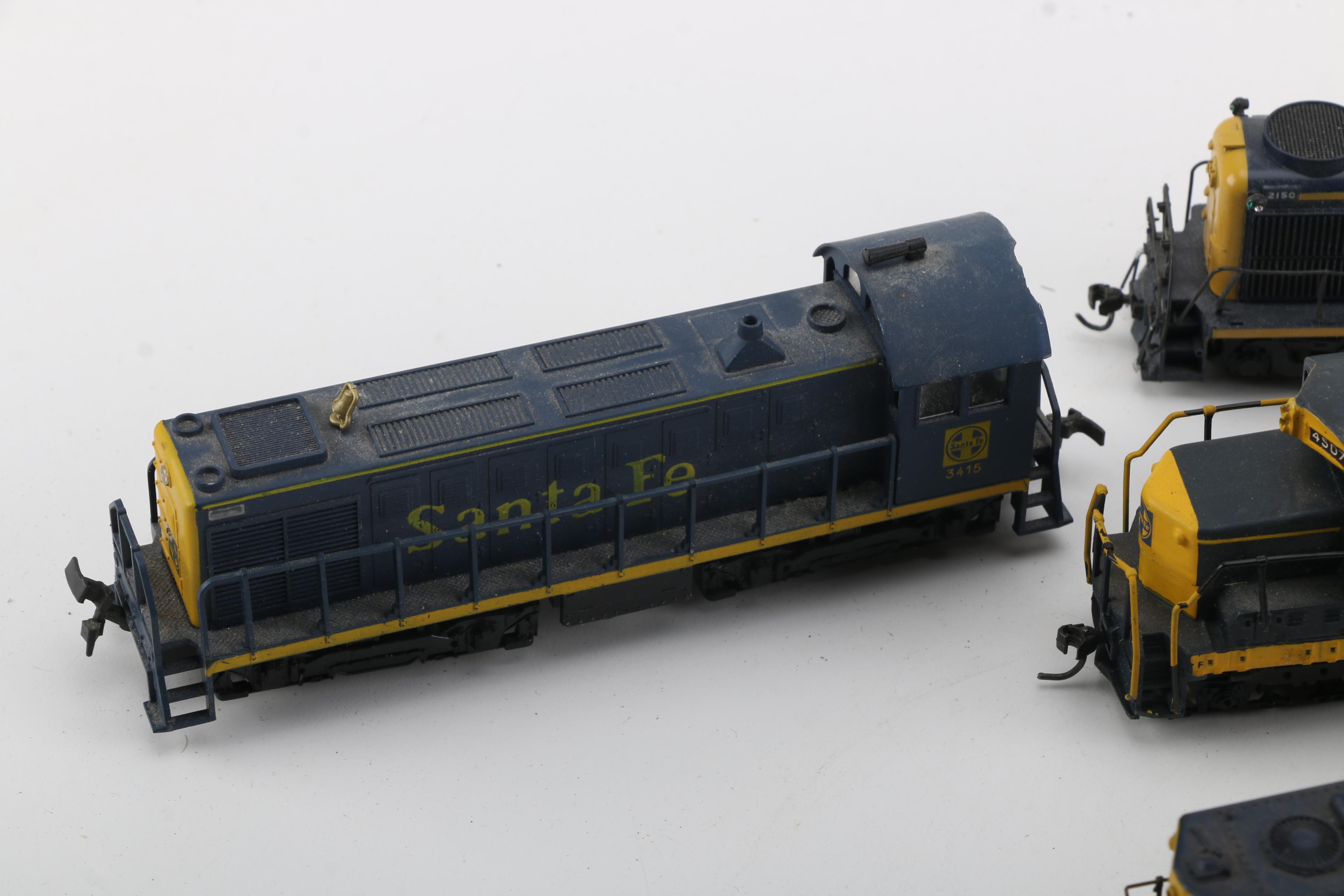 HO Scale Santa Fe Diesel Engines and Train Cars