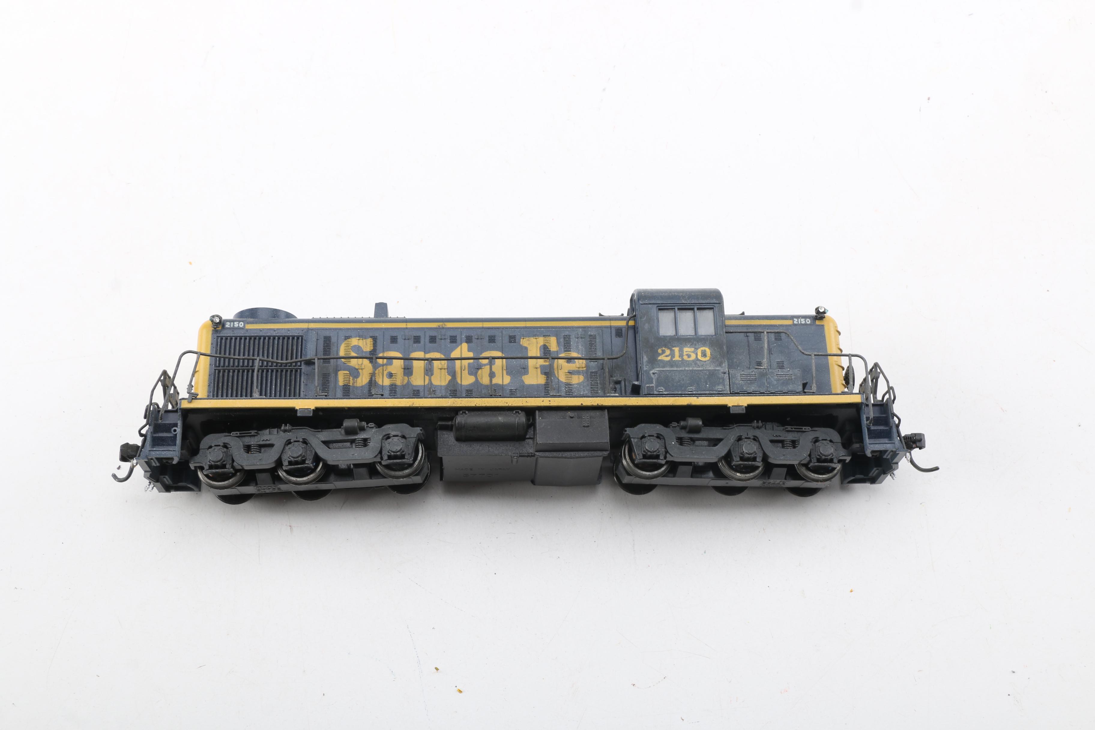 HO Scale Santa Fe Diesel Engines and Train Cars