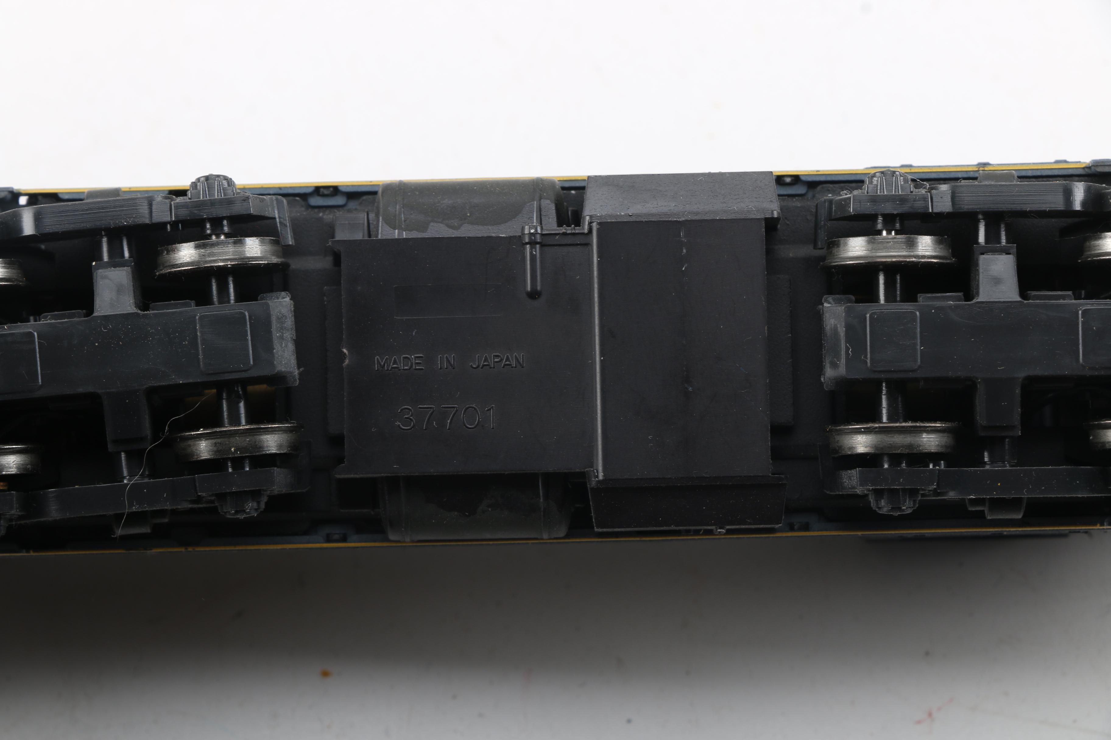 HO Scale Santa Fe Diesel Engines and Train Cars