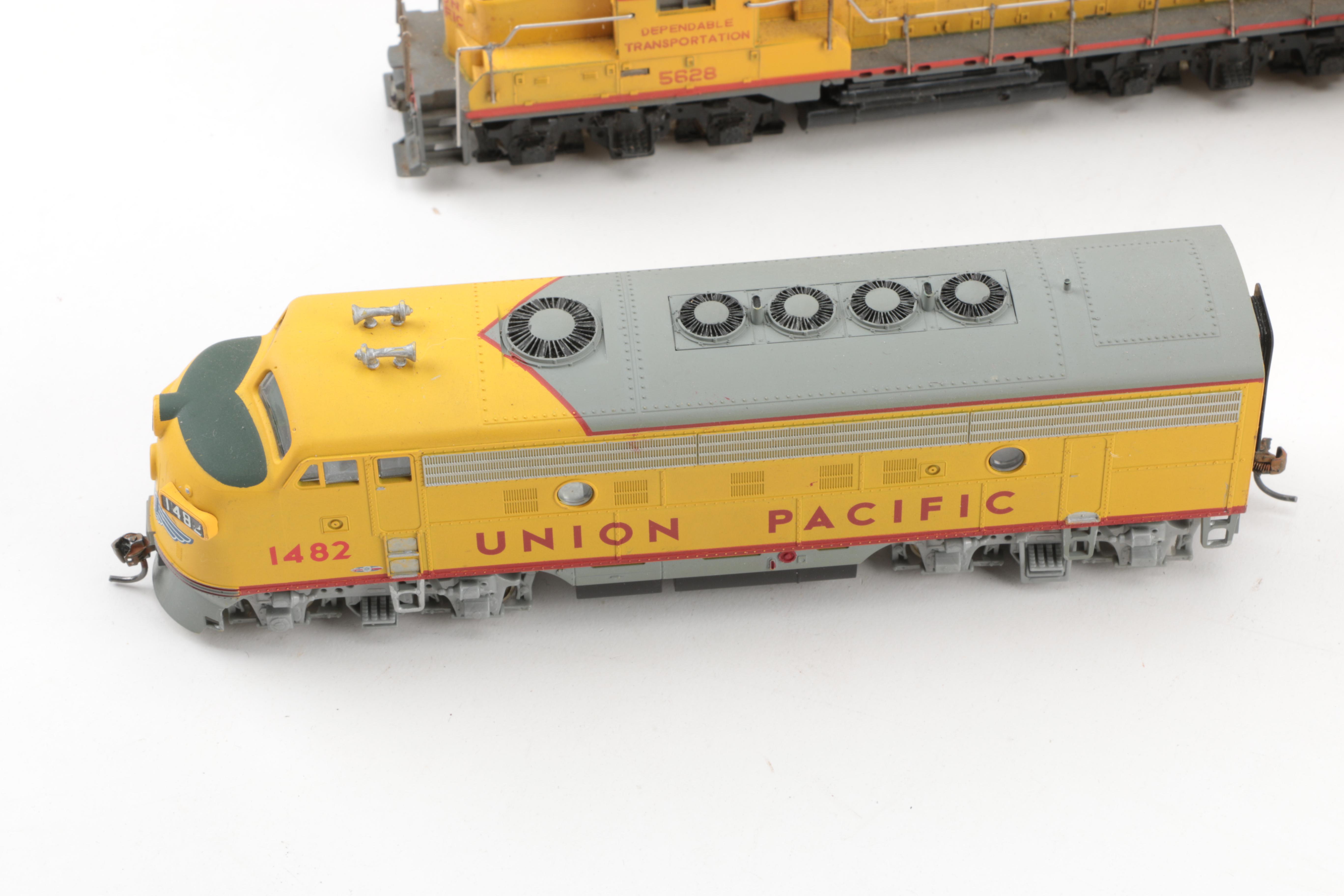 PRIORITY-HO Scale Union Pacific Diesel Engines and Train Cars