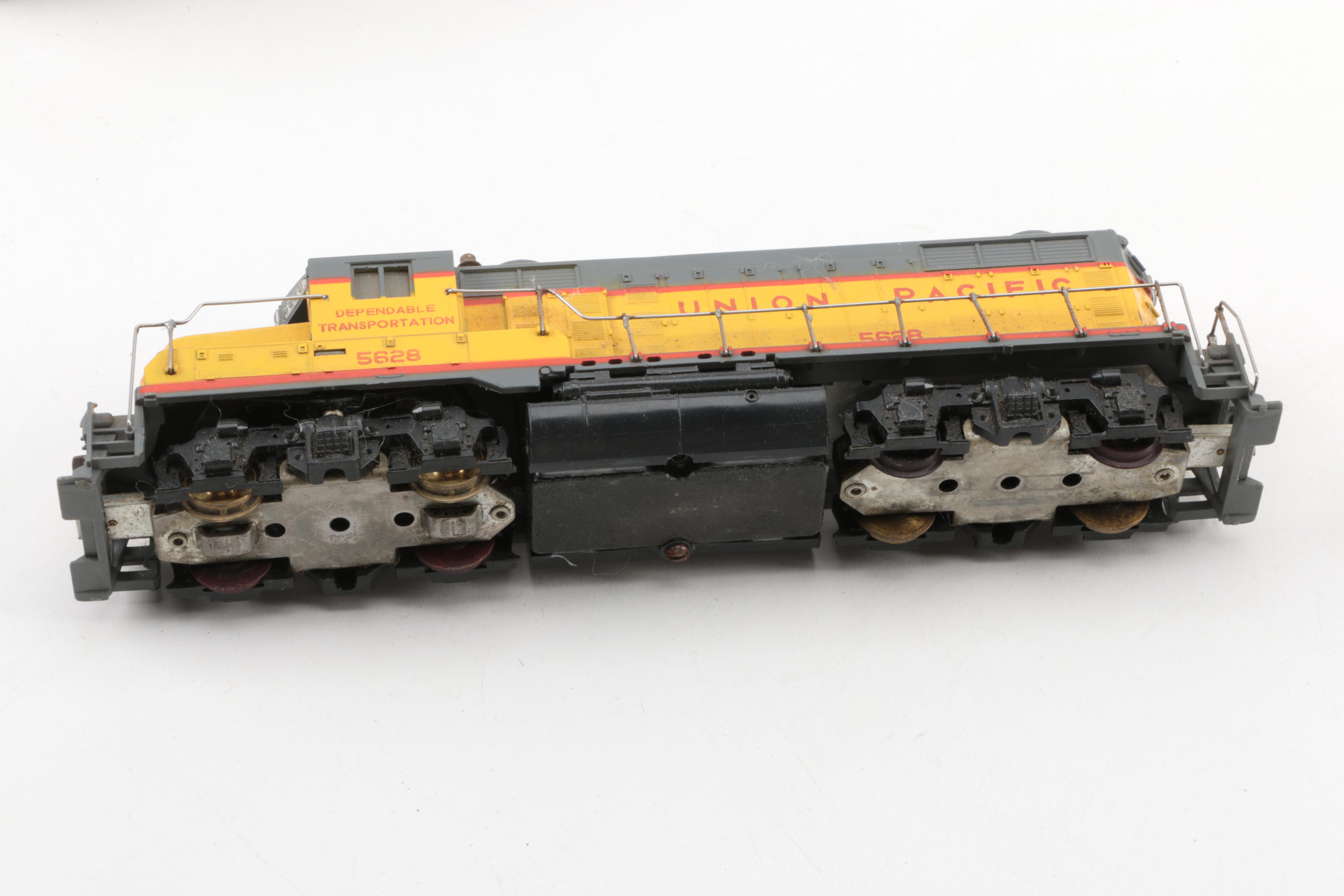 PRIORITY-HO Scale Union Pacific Diesel Engines and Train Cars