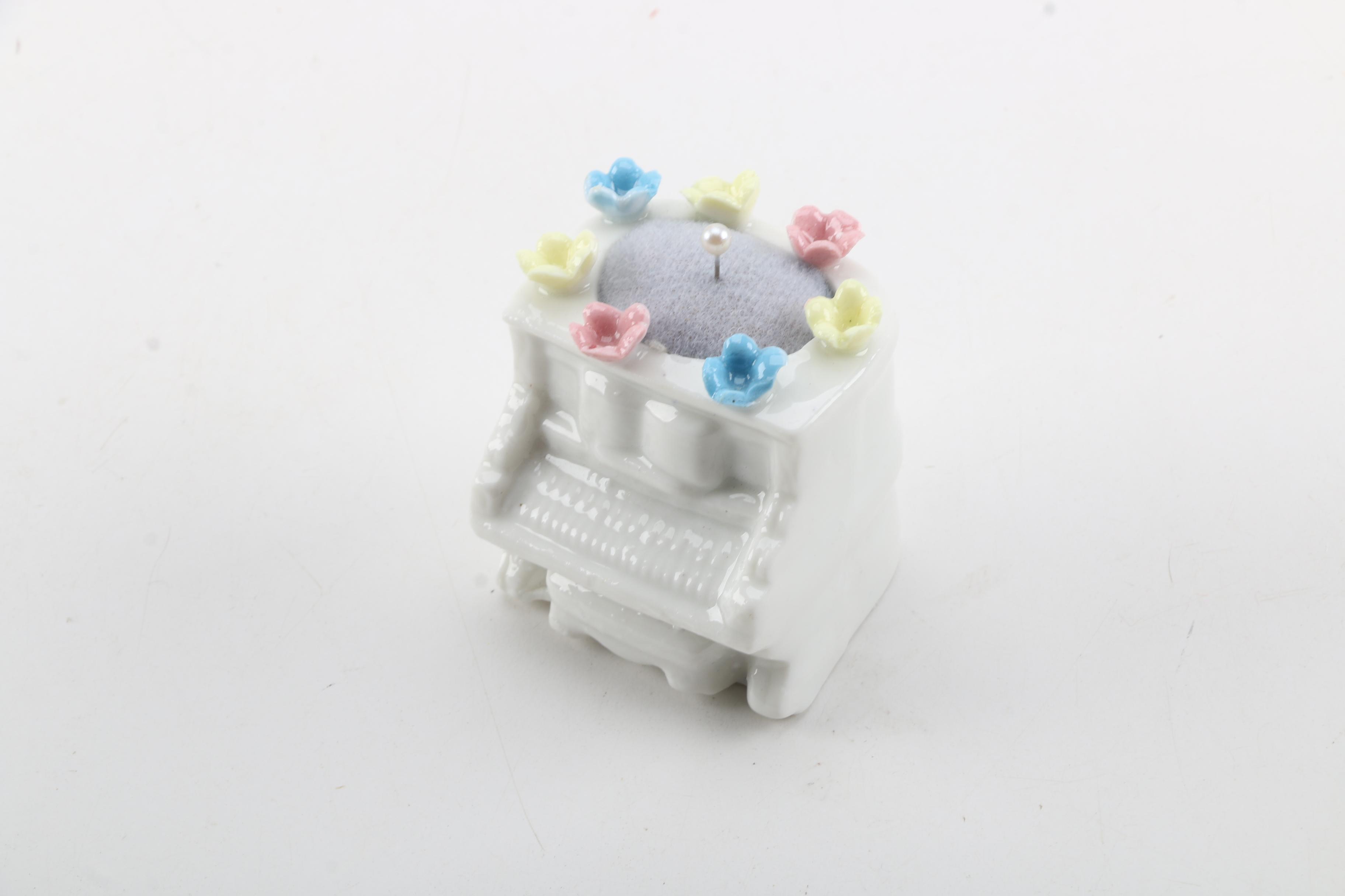 "La Reine Blanche" Porcelain Dish