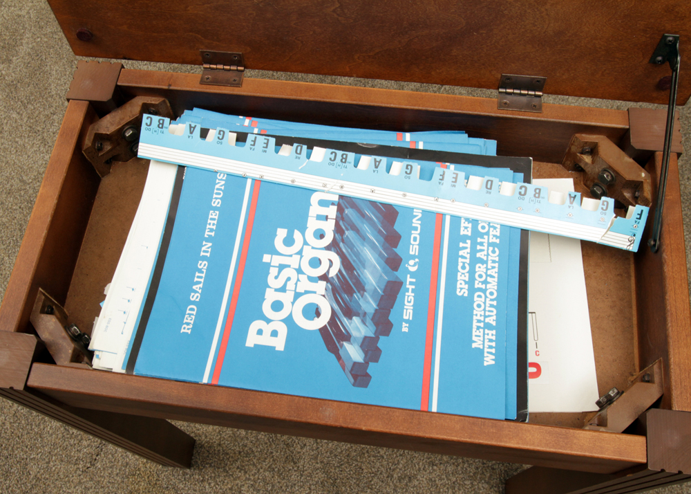 Lowrey Pageant M-150 Organ With Bench And Brass Light