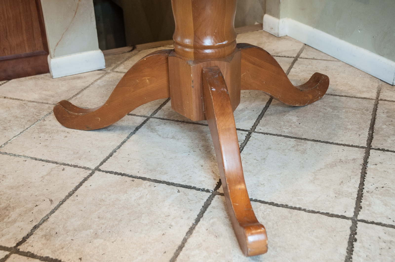 Round Knotty Pine Kitchen Table
