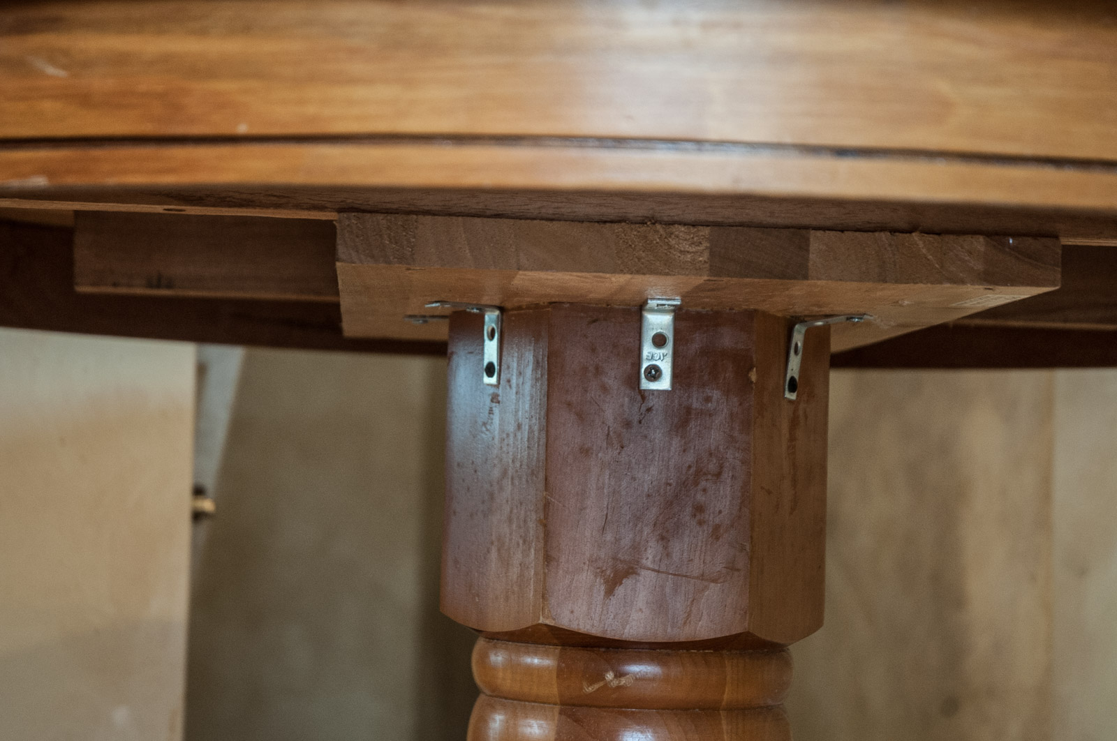 Round Knotty Pine Kitchen Table
