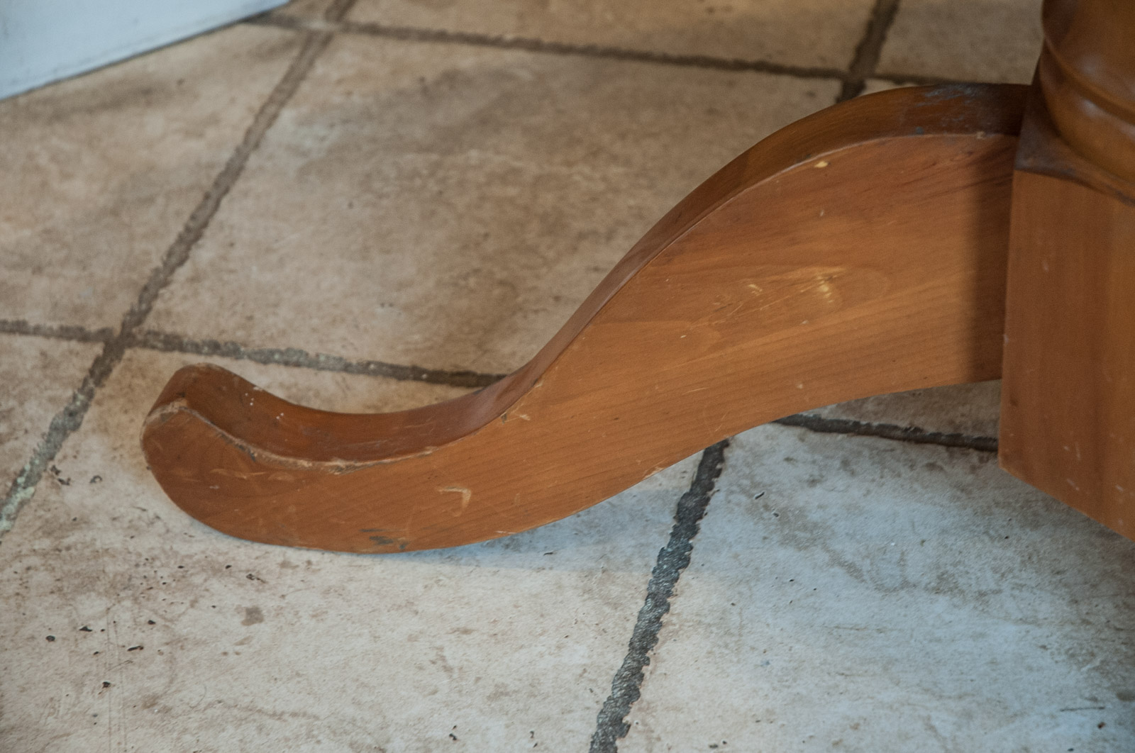 Round Knotty Pine Kitchen Table